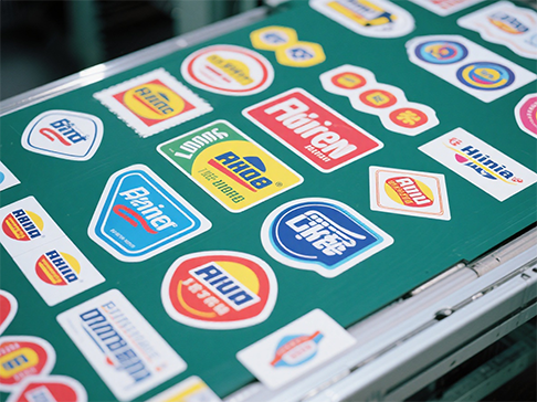 ¿Qué tipo de controlador láser se puede utilizar para el troquelado láser autoadhesivo?